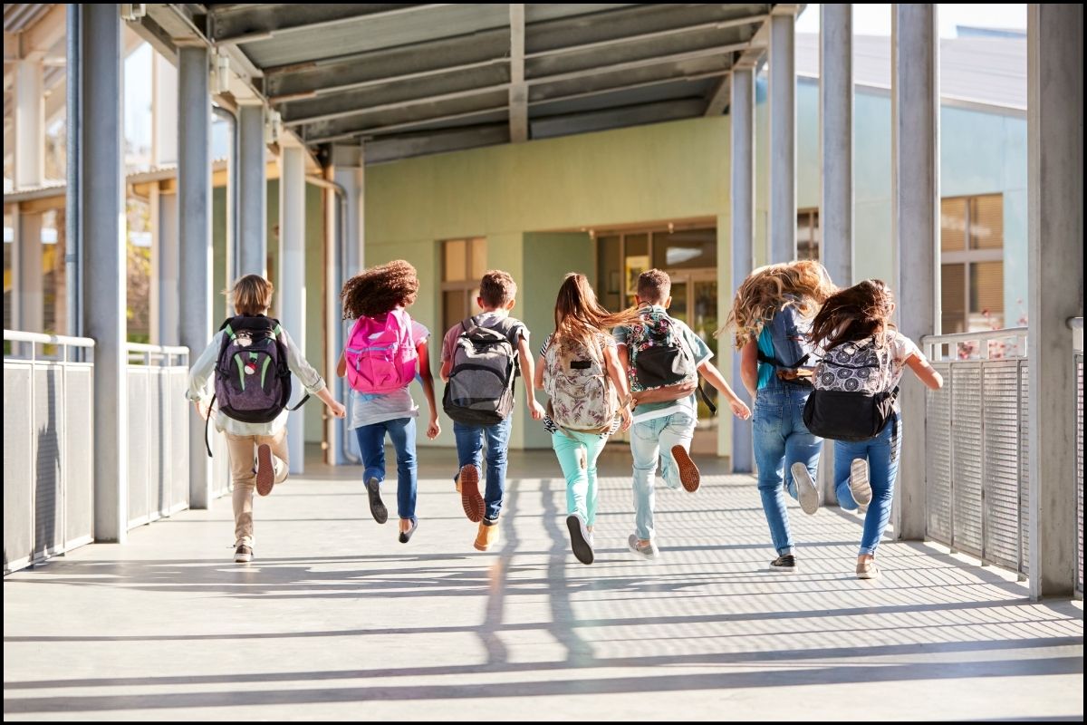 Aula moderna y colorida ficticia