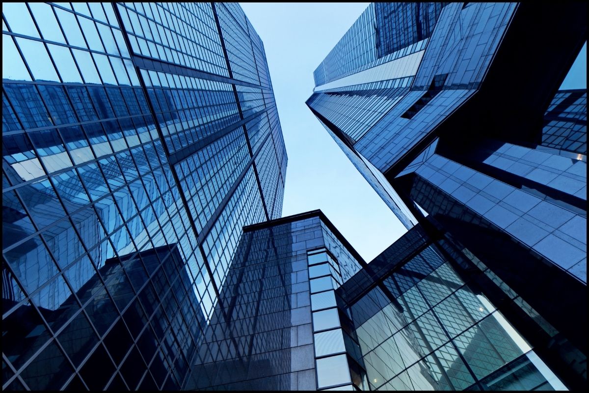 Equipo corporativo ficticio en sala de trabajo